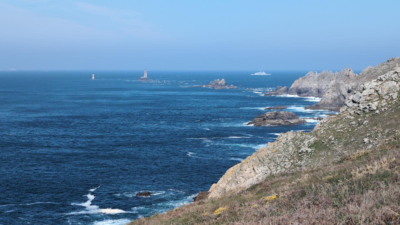 La pointe du Raz encadrant un navire militaire